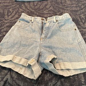 Liz wear blue washed denim shorts